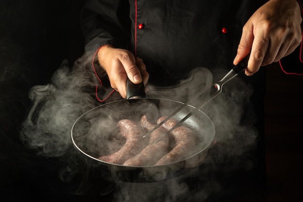 Szef kuchni przygotowujący danie